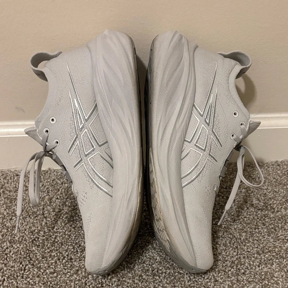 Asics Gel Nimbus 26 (women’s 9.5) 🤍🩶 - Picture 3 of 7